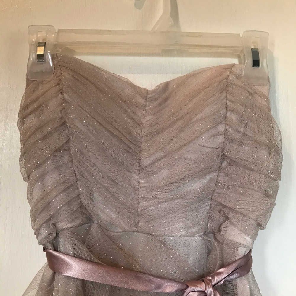 Formal short dress with rose belt. - Picture 3 of 5